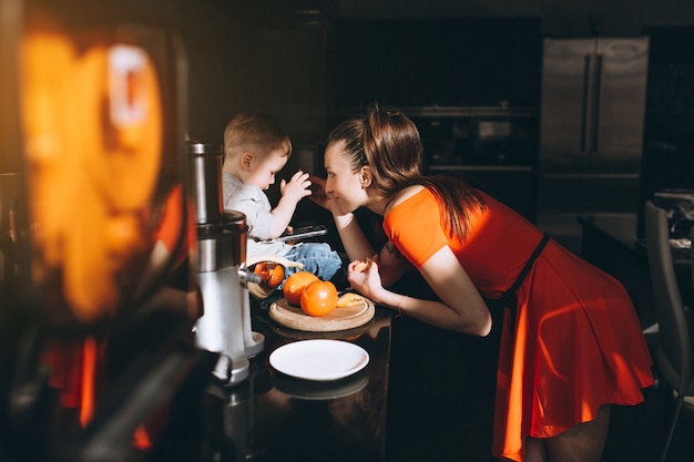 Moeder met zoontje koken