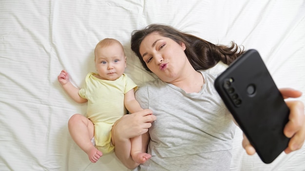 Moeder neemt grappige selfies met pasgeboren baby op smartphone