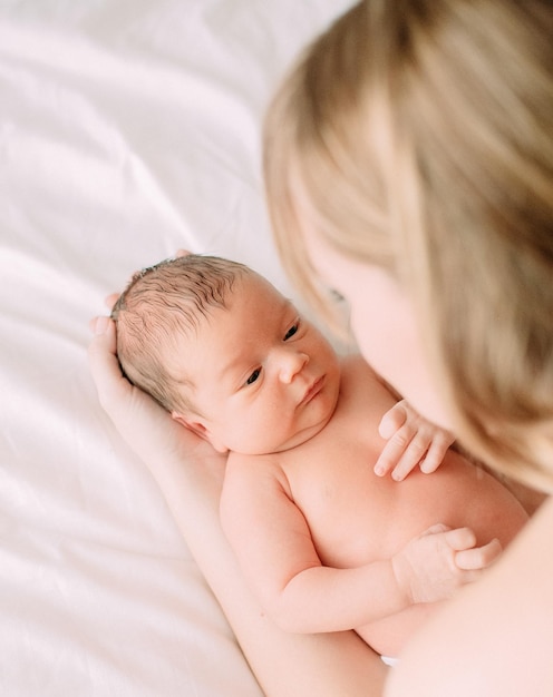 Moeder pasgeboren baby armen geboorte nieuw leven