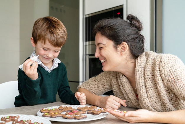 Moeder peperkoek koekjes versieren met kind thuis