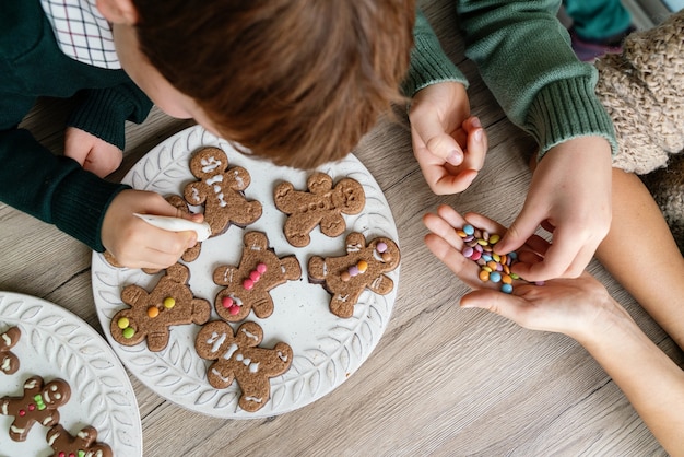 Moeder peperkoek koekjes versieren met kinderen thuis