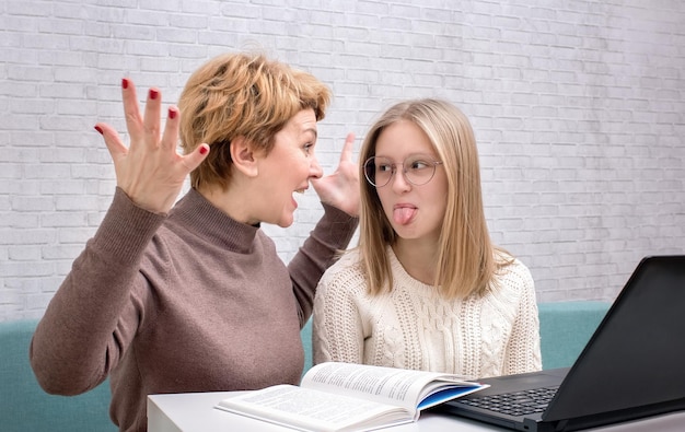 Foto moeder schreeuwt tegen tienerdochter, dochter laat tong zien