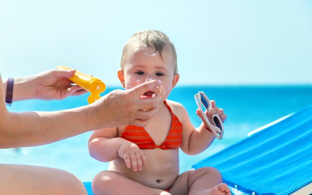 Moeder smeert baby in met zonnebrandcrème