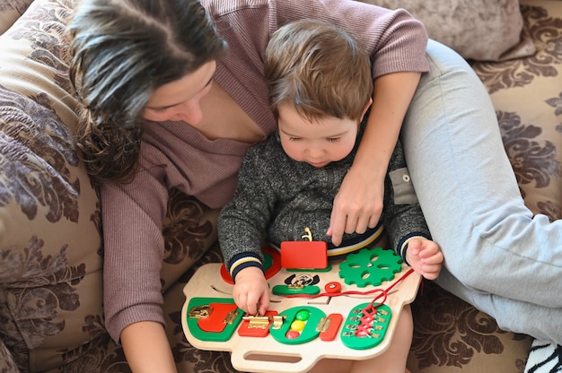 Moeder speelt met een kind op een ontwikkelbord