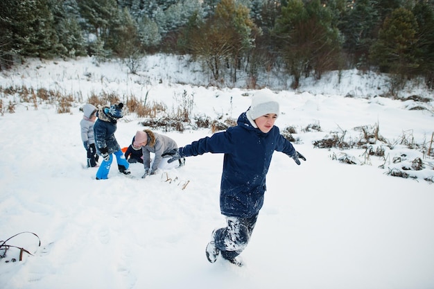Moeder spelen met kinderen in de winter natuur Buiten in de sneeuw