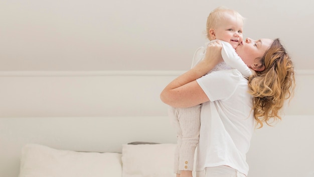 Foto moeder spelen met schattige babymeisje