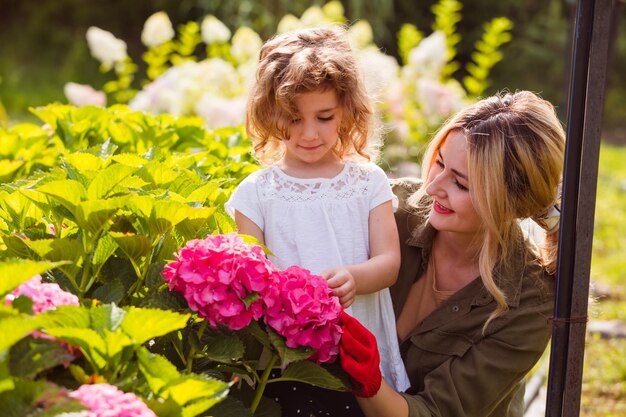 Moeder stelt haar dochter voor aan prachtige hortensia's