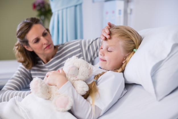 Moeder troost haar dochter