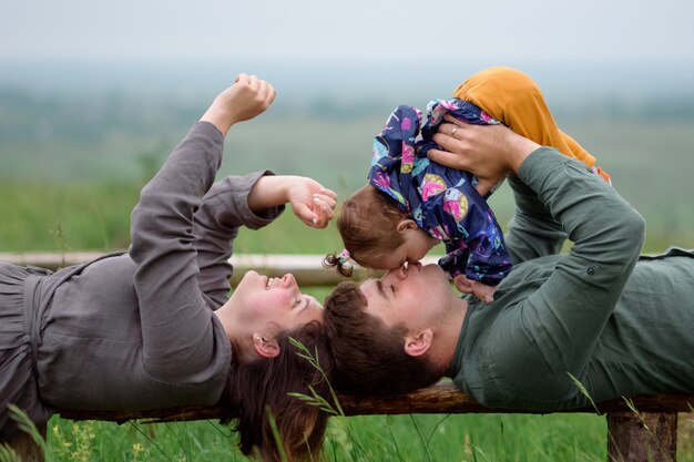 Moeder, vader en dochter op een veld