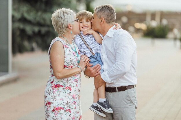 Moeder vader en kind dochter plezier buitenshuis