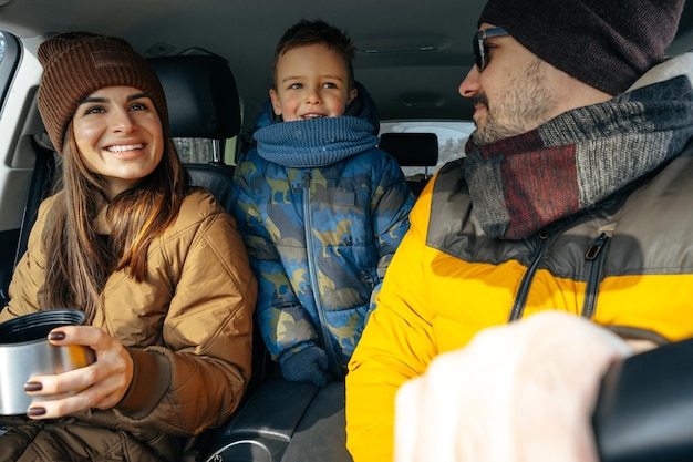 Moeder vader en kind reizen met de auto op vakantie naar de bergen in de winter