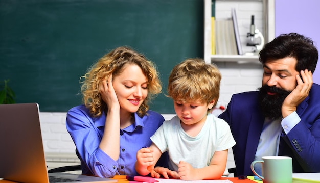 Moeder vader en zoon samen scholing onderwijsconcept leraren dagonderwijs voor kinderen uit