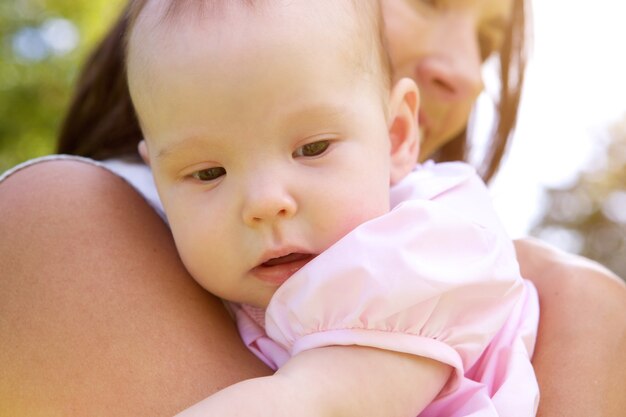 Moeder, vasthouden, baby meisje