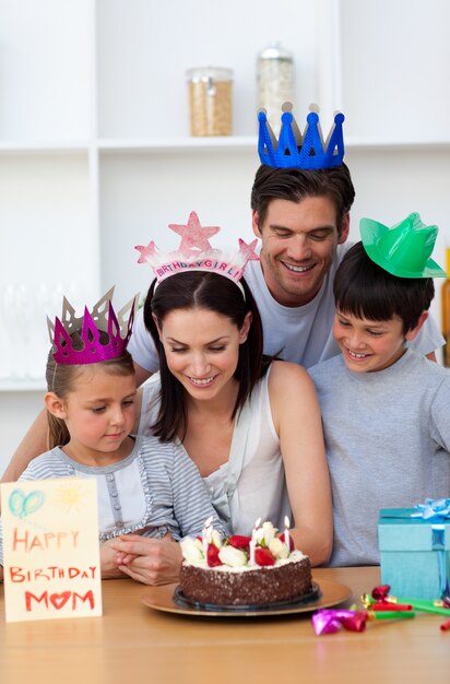 Moeder viert haar verjaardag met haar familie