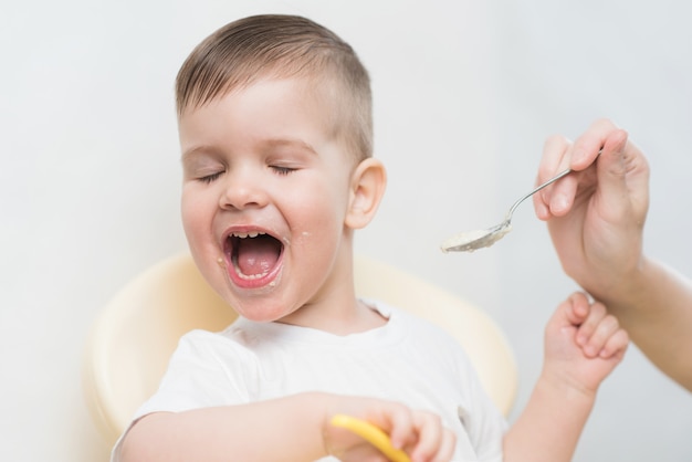 Moeder voedt de baby en hij draait zich weg en wil niet eten