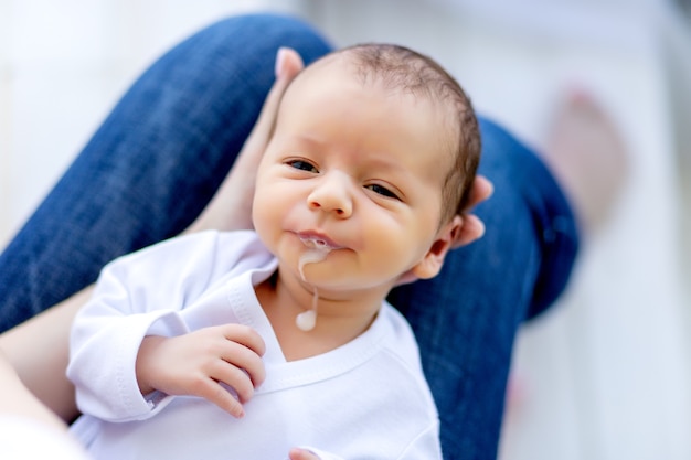 Moeder voedt pasgeboren baby uit een fles