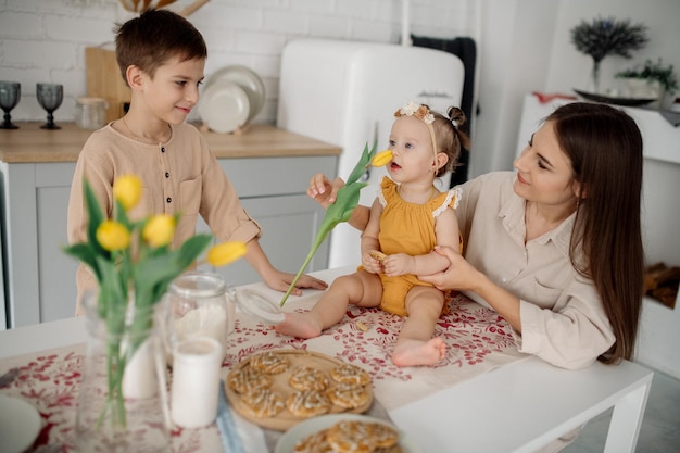 Moeder zoon en dochter in de keuken die zelfgemaakte koekjes maken