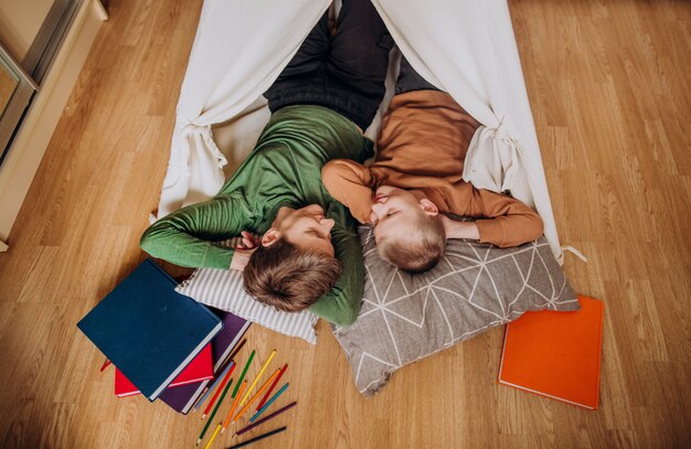 Moeder zoon liggen samen droom kinderkamer