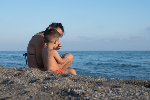 Moeder zoon tijd samen doorbrengen op zee vakantie. Gezin met één kind. Gelukkige jeugd met mama.