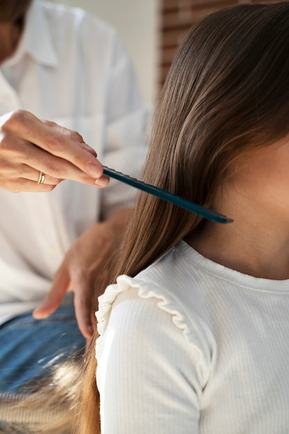 Moeder zorgt voor haar kind met luizen