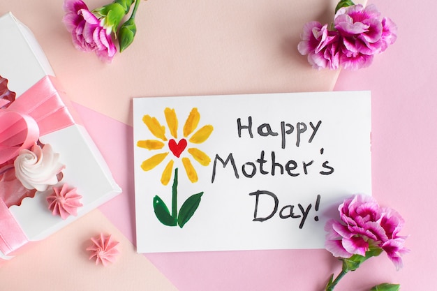 Moederdag kaart. Tekst Happy Mothers day gemaakt door het kind voor moeder.