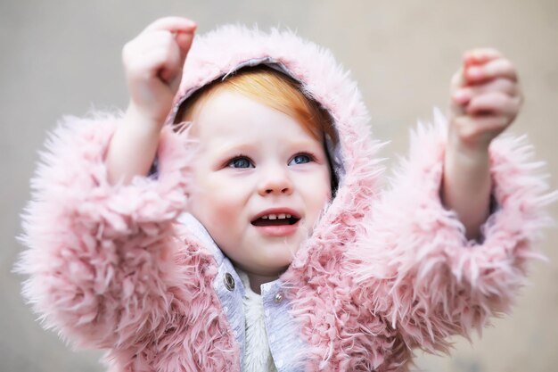 Moederdag liefde familie ouderschap jeugd concept Klein schattig kind kind baby 34 jaar oud dragen lichte kleding