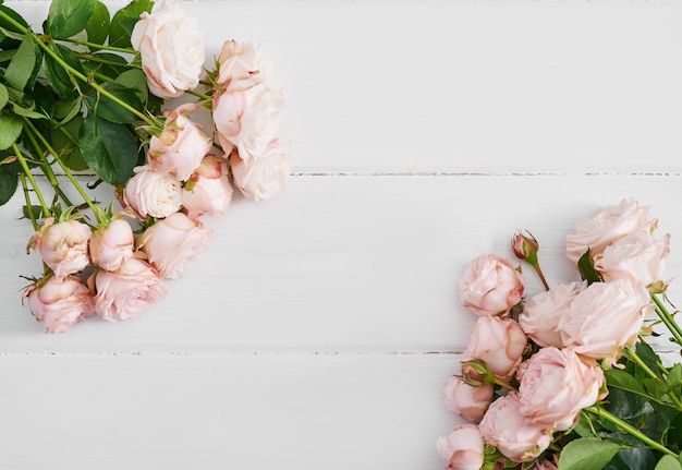 Moederdag Roze rozen op witte muur