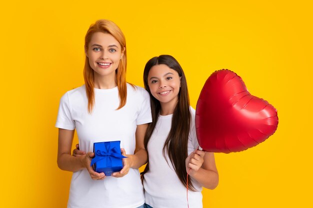 Moederdagviering Beste moeder Kind dochter geeft geschenkdoos aan moeder Fijne moederdag