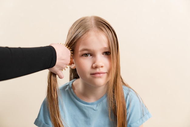 Moederkammen deelt het natte haar van haar dochter39 voordat ze gaat knippen