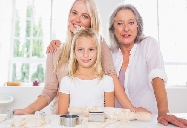 Moeders en dochters die samen koken