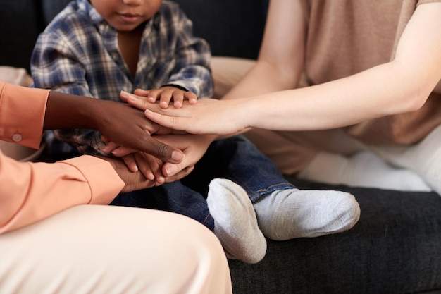 Moeders en zoon spelen samen