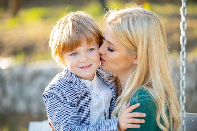 Moeders houden van close-up portret van moeder en kind kussende moeder knuffelen en omhelzen zoon moeders d