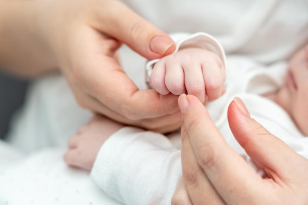 Foto moeders vinger omhelsd door pasgeborenen zachte greep onthult emoties concept van diepe moederlijke liefde