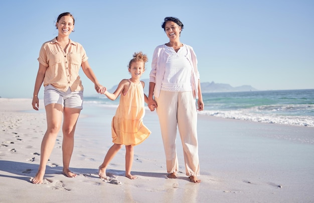 Moedersdag moeder en kind met grootmoeder op het strand om vrouwen met kinderen te vieren als een gelukkig gezin Drie generaties oude vrouw en ouder met meisje op zee in de zomer en wandelen op zand