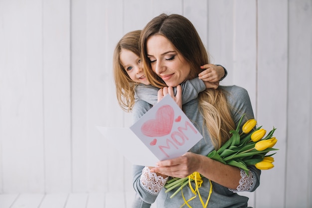 Foto moedersdagconcept met jonge moeder en dochter