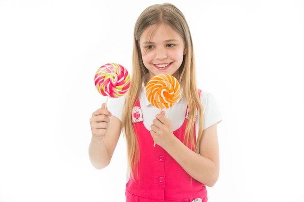 Moeilijke keuze Vrolijk meisje met lolly's in haar handen en glimlachend terwijl ze geïsoleerd op wit staat Meisje kan niet beslissen welke lolly ze wil Snoepverslaafd kind wil alle snoepjes