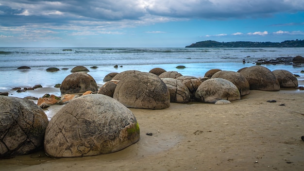 Фото moeraki boulders in otago coast, новая зеландия