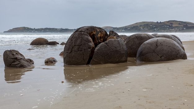 뉴질랜드의 파도가 잘린 오타고 해안의 Koekohe 해변에 있는 Moeraki Boulders