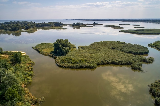 Moerasachtig meer, luchtfotografie, op een zomerdag, achtergrondafbeelding