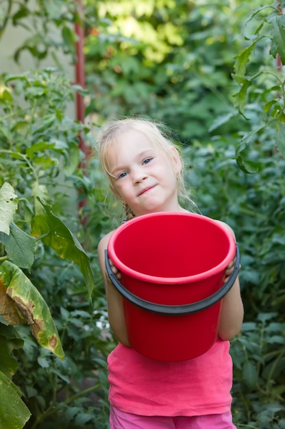 Moestuin meisje rijpe tomaten plukken