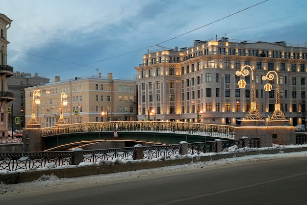 Photo moika river embankment and krasnoflotsky pedestrian bridge on a winter day st petersburg russia