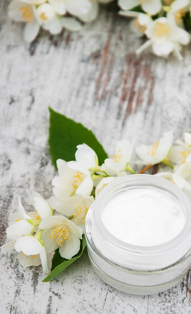 Foto crema idratante con fiori di gelsomino