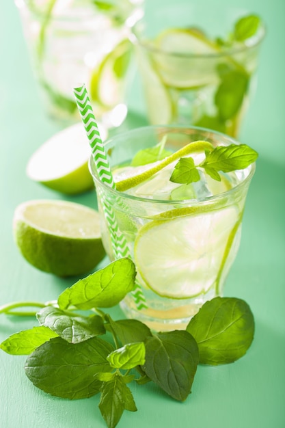 Mojito cocktail en ingrediënten over groene tafel