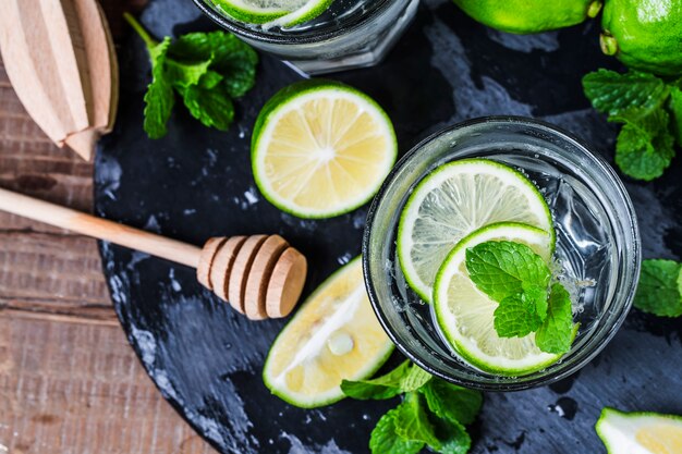 Mojito cocktail in een boor op een rustieke tafel, selectieve aandacht