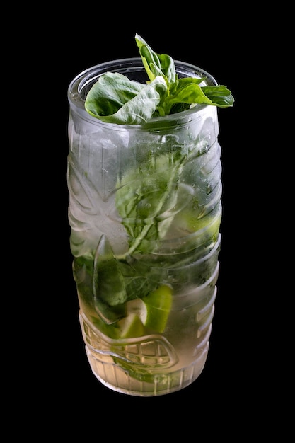 Mojito cocktail in een decoratief glas op een donkere achtergrond