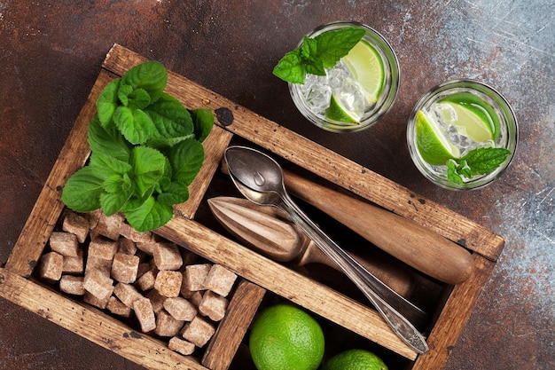 Mojito cocktail ingrediënten en baraccessoires doos bovenaanzicht