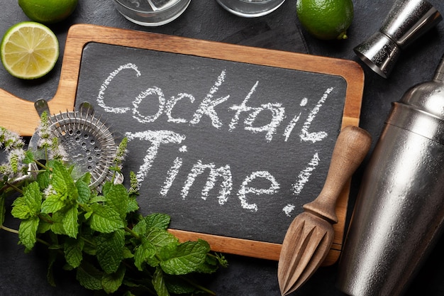 Ingredienti per cocktail mojito e utensili per bevande