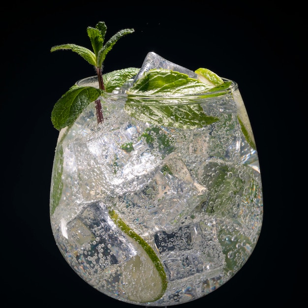 Mojito-cocktail is een traditionele en populaire zomerse alcoholische of niet-alcoholische drank