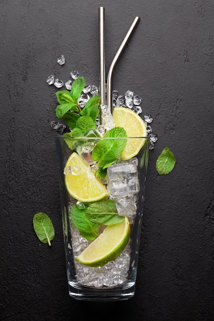 Mojito cocktail maken Ingrediënten en drinkgerei