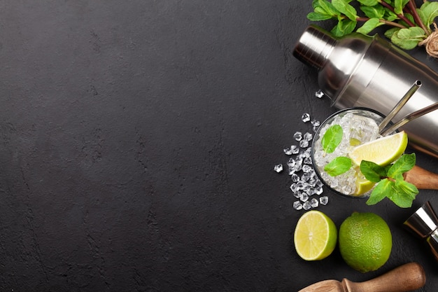 Foto preparazione di cocktail mojito ingredienti e utensili per bevande